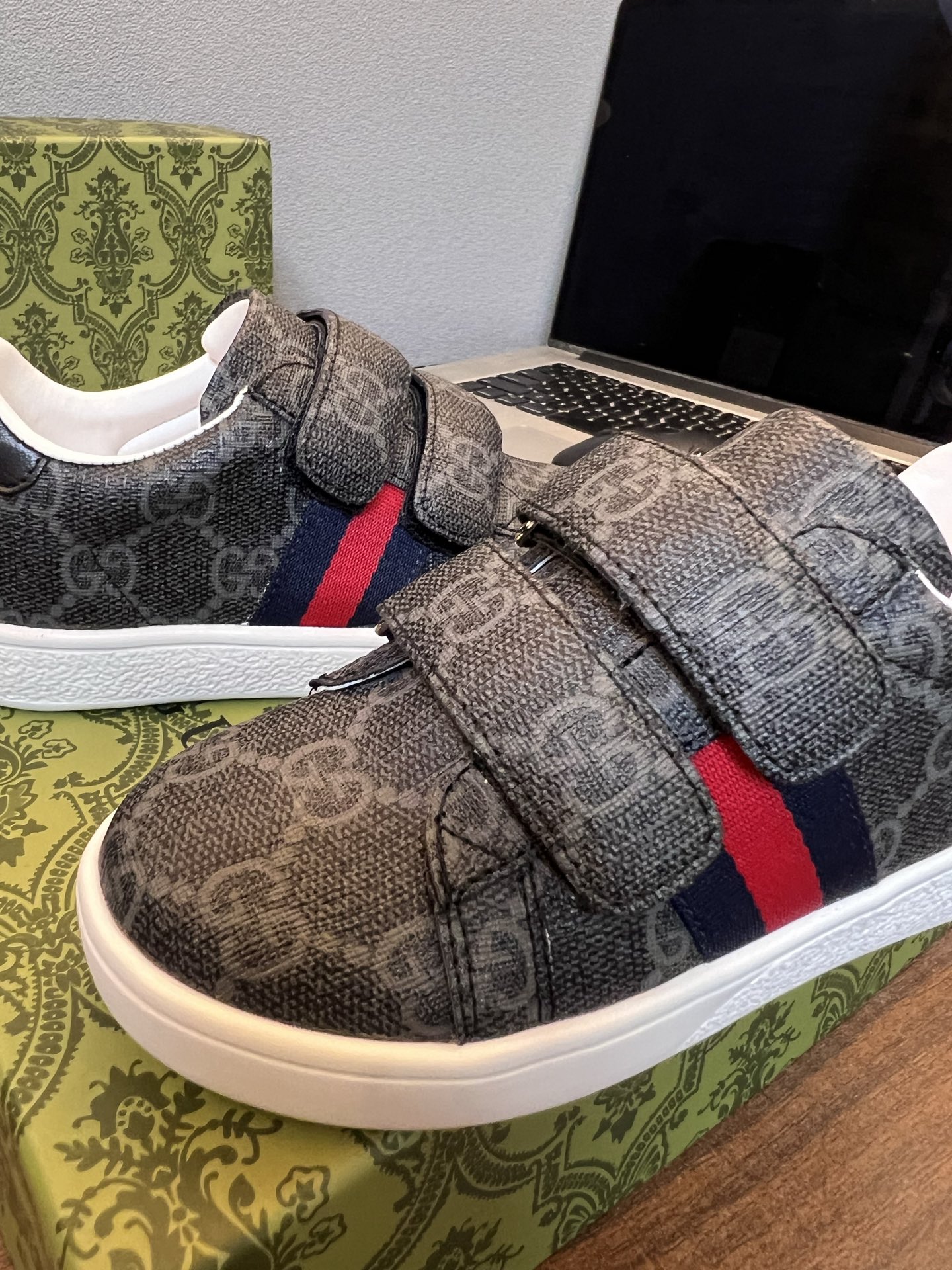 Children's shoes child